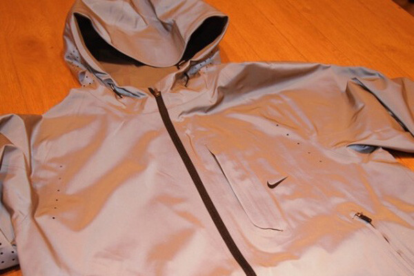 Dark Runner必备，Nike Vapor Flash Jacket<a class='shortlnk' href='/s/1ce2cd5b630b164e' target='_blank' title='http://www.kidulty.com/news/id/news/17947'>http://duitang.com/s/1ce2cd5b630b164e</a>