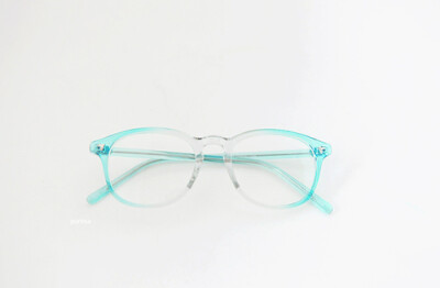 mi。水蓝色眼镜。