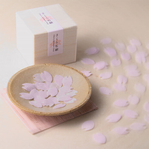 Soap like a piece of cherry blossom. 樱花瓣皂片，美