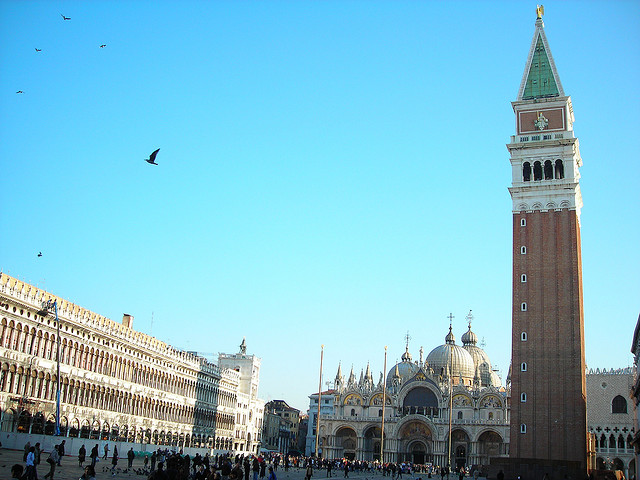 圣马可广场及圣马可教堂 Piazza San Marco 曾是中世纪欧洲最大的教堂，是威尼斯建筑艺术的经典之作