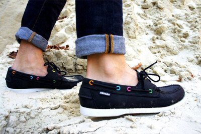 时尚步伐，气质之美，Cool Cats for Sebago Black Remix Docksides<a class='shortlnk' href='/s/1ce2cd5b6338dd03' target='_blank' title='http://www.kidulty.com/news/id/news/17973'>http://duitang.com/s/1ce2…
