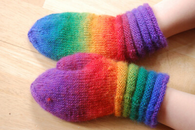 彩虹色的手套，在冬日里有种温暖的感觉