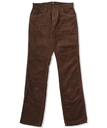 充满秋冬风格质感独特的Corduroy Pants，始终秉承了美国品牌Dickies的经典工装风格，采用了经典五袋休闲裤的款式设计，口袋边的撞钉补强细节增强了作为工作裤款的耐用度。同时配以后兜处的品牌Lable，完美保证了其辨识度。