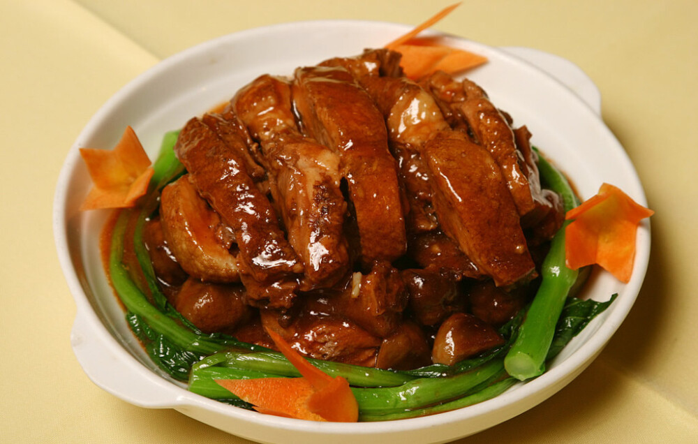 板栗焖鸭,非常好吃方法:将栗子用水煮熟,剥掉外壳