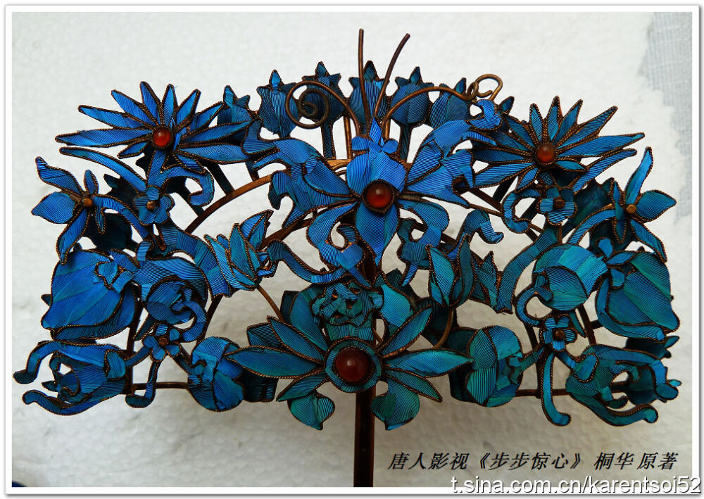 据说,翠羽必须由活的翠鸟身上拔取,才可保证颜色之鲜艳华丽.