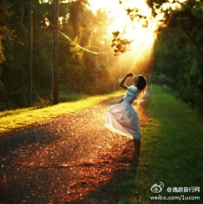 Wherever you go,no matter how bad the weather is,just bring your own sunshine.无论去哪儿，不管天气如何，一定记得带上自己的阳光。