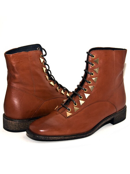 鞋型，颜色，鞋头，鞋跟，三角钉，皮质，全都完美了。New Kid Dreamcore Boots- Brown $196.00