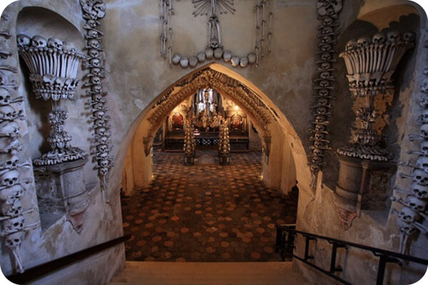 捷克人骨教堂(Kostelík Vech savtych a kostnicí ),位于布拉格以东约70公里的小镇Kutna Hora，建于14世纪，其外表是看似十分普通的哥特式建筑造型，但内部的装饰却都是用人骨做成的，因此这里与其说是教堂，倒不如说是“人骨博物馆”。