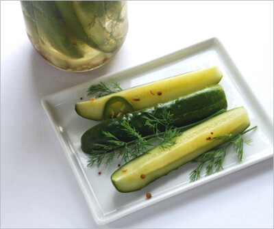 Fresh Dill Pickles — Blue Kitchen 懒汉的腌黄瓜做法 好高雅的装盘！