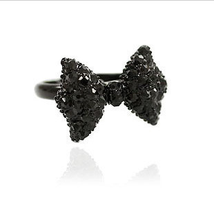  黑色蝴蝶结镶钻戒指指环