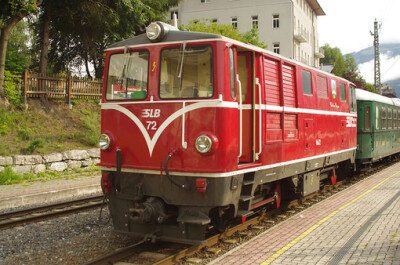 红色火车。