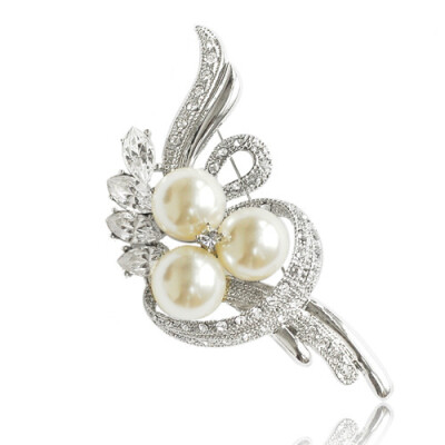  胸针 。 盛装繁花的流年，属于珍珠的最美。