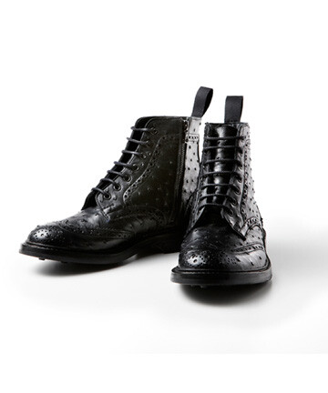 为庆祝SOPH.SHOP在位于东京的阪急百货MEN'S开幕，SOPHNET. 特别联名Tricker’s推出了WING TIP BOOTS。拥有百年制鞋历史的英国品牌Tricker's，是英国皇室钦点御用的鞋履之一。此次采用了鸵鸟皮制成鞋身，自然的颗粒突…