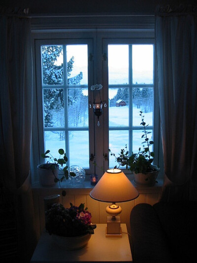 呆在温暖的卧室里看雪景的感觉好好。