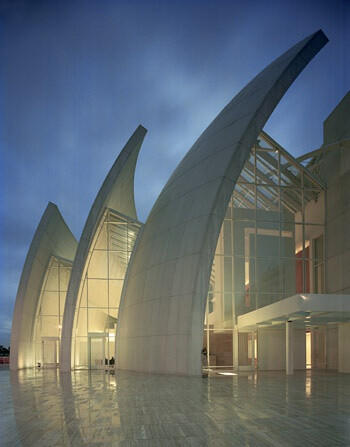 罗马千禧教堂（Jubilee Church）由美国建筑师理查·迈尔（Richard Meier）设计，于2003年完工。教堂高57～90尺不等，如船帆状的三片白色弧墙，层次井然地朝垂直与水平双向弯曲，似球状的白色弧墙曲面。百科：<a class='shortlnk' href='/s/05b83a0cb98af644e' target='_blank' title='http://baike.baidu.com/view/1441137.htm'>http://duitang.com/s/05b83a0cb98af644e</a>