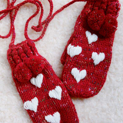  可爱桃心毛球连指挂脖毛线针织秋冬手套。