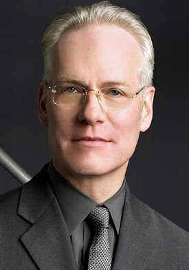 蒂姆·古恩 Tim Gunn 《天桥风云》里的评审，偶尔在种种电影里做做客串~他的代表话是：“Make it work!”可爱的爷爷！