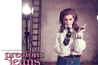 Chanel 珍珠项链装点精致牛仔裤 _霓裳饰界_奢侈品频道_时尚网