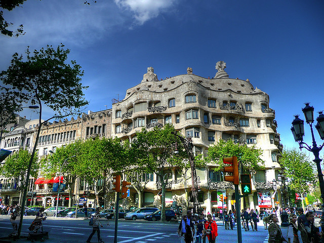 米拉之家（CASA MILà）建于1906年至1912年间，建于1906年至1912年间，当时是富豪米拉先生（Pere Milà）因非常欣赏高第为巴特由先生设计的巴特由之家CASA BATLLÓ ，为了和富孀 Roser Segimon 结婚，而请高第设计的。