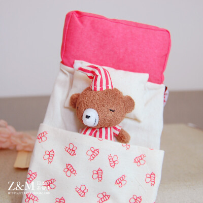 红条纹睡觉的小熊纸巾套