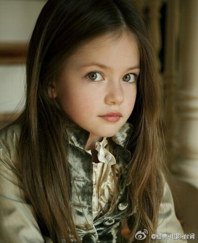 她的名字是Mackenzie Foy，在#《暮光之城4》#中扮演爱德华与贝拉的女儿Renesmee！这，这，完全萌到新境界了！！有木有！！！