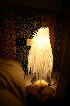 Tord Boontje设计的Icarus灯，Icarus是希腊神话传说中的建筑师和雕刻家Daedalus之子，他用蜡和羽毛造成翼翅逃出克里特岛时，因为过分飞近太阳，蜡翼受热后融化而坠海。Icarus灯在灯光亮起的一刻关联着人类飞翔的梦想和欲望。