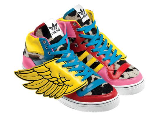 设计师Jeremy Scott设计的adidas 2011年秋冬款的一部分，他寻求带翅膀的运动鞋，这次他与韩国2NE1 girls合力打造JS翼系列（男生可以认为是黄金圣斗士，女生可以认为是魔法卡小樱）