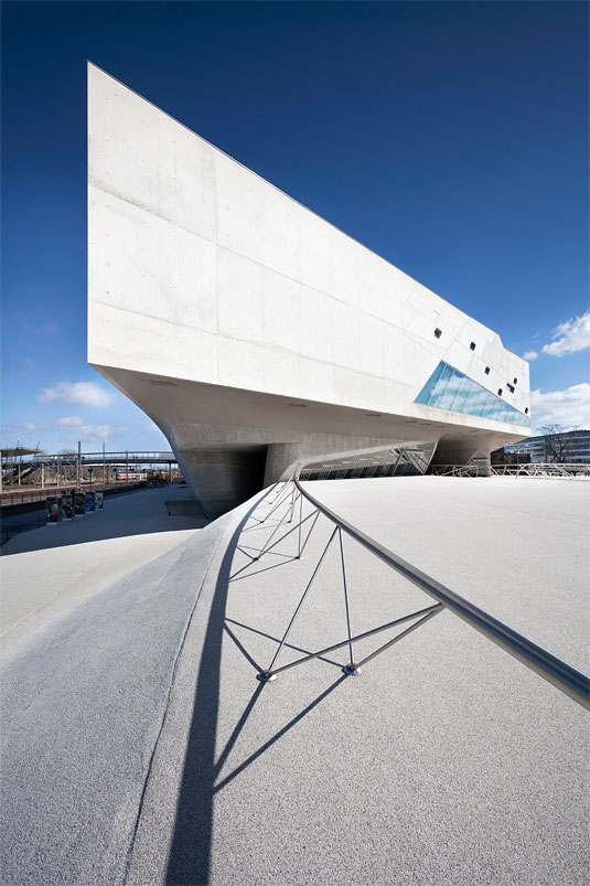 Phaeno Science Center 坐落于德國(guó)沃爾夫斯堡市中心，是建筑大師 Zaha Hadid 于2005年完成的作品，也是德國(guó)的首個(gè)自然科學(xué)館。以“引發(fā)好奇與發(fā)現(xiàn)神秘”作為設(shè)計(jì)構(gòu)想，進(jìn)入建筑內(nèi)部將能體會(huì)某種程度的復(fù)雜甚至不可思議的感覺(jué)。