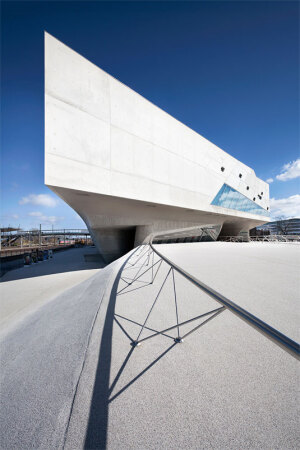 Phaeno Science Center 坐落于德国沃尔夫斯堡市中心，是建筑大师 Zaha Hadid 于2005年完成的作品，也是德国的首个自然科学馆。以“引发好奇与发现神秘”作为设计构想，进入建筑内部将能体会某种程度的复杂甚至不可思议的感觉。