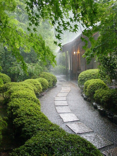 并不是只有磅礴大雨会淋湿衣服 绵绵细雨也会 就像并不是只有轰轰烈烈的爱情才是爱情