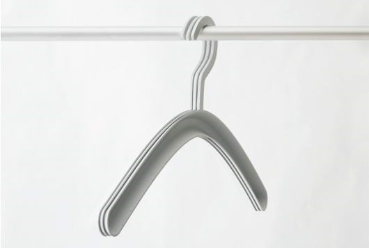 Stackable Hanger，可叠放衣架：设计来自日本的 Satoshi Yoshiizumi ，如图所示，衣架可以很好的相互叠加，节省利用空间，而且人们也喜欢一层层叠加这种天生的心理。