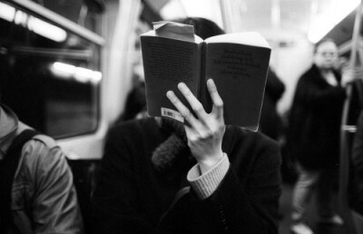 地铁里看书的人总是很多~