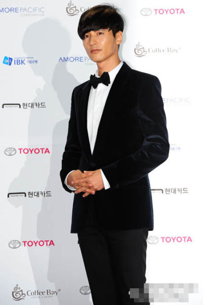【第48届韩国大钟电影奖颁奖礼】元斌 身形清瘦挺拔，英气逼人，尽显王者气质。