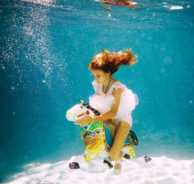 ELENA KALIS摄影总是那么有爱...喜欢她这组水下摄影