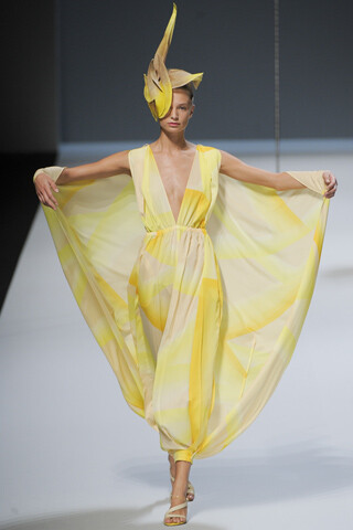 Issey Miyake 2012 S/S RTW 张开像蝴蝶一般