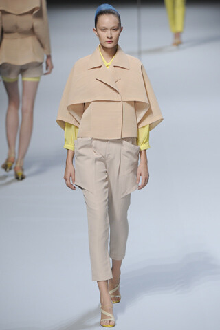 Issey Miyake 2012 S/S RTW 线条简洁又富含层次感