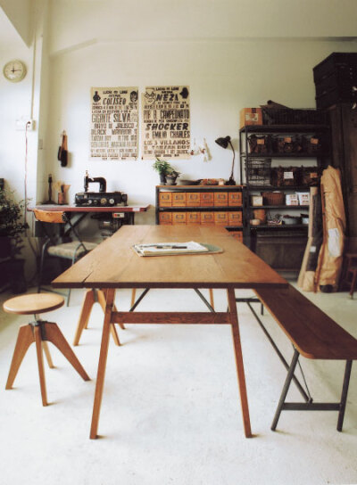 日本品牌“TRUCK”1997年设计师Tokuhiko Kise 和 Hiromi Karatsu gegründet创办，纯粹的日本简朴风格，干净而简单的家具，工业和质朴相结合，目前也只有大阪一家店。