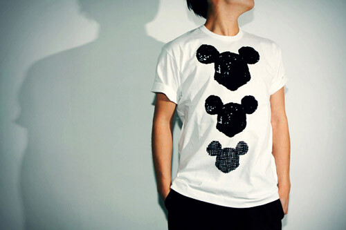 BLACK COMME des GARCONS与Disney合作的2011春夏Capsule系列。风格秉承前者极简血统，色彩上无黑不欢与黑白分明间亦筑起灰色地带。短袖T恤有黑白灰三色和开襟衫为黑色。