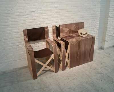 这个设计让平常不用的折叠椅子变身成为另外一件家具。通过这种方式，设计师让这些椅子可以“隐藏”在房间中的任何角落。 Simon先生是Simon工作室的核心负责人。其工作室宗旨既是既考虑实际的概念，也重视美学，两者…