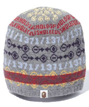 作为冬季必备单品之一的线帽，在设计上也展现了多变的风格。A BATHING APE本季推出的FAIR ISLE KNIT CAP，色彩与花纹设计休闲俏皮，大面积的数字、符号和字母针织花纹设计，休闲风格十足，赋予了秋冬线帽全新的活力。