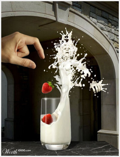 仔细看···牛奶里有个人了