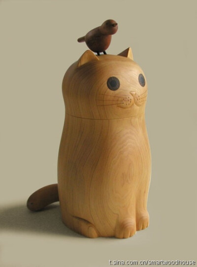 猫咪罐子-台湾木工大师阎瑞麟作品：猫咪和小鸟变成了好朋友，快乐的一起玩耍。饿了，把盖子打开就有好多美味的食物可以分享。