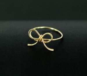 mi。精致的蝴蝶结戒指。喜欢。