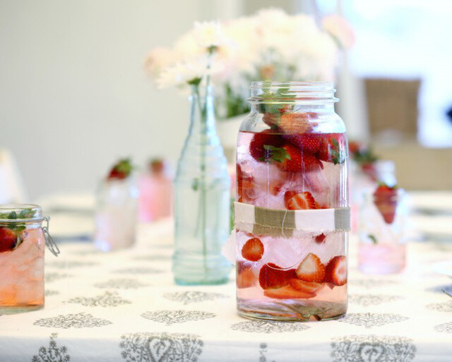 人们常常形容泪如大海，男人们可以让女人们哭，即使成了海。但不要让她们沉默无言，因为那是一种最深的伤痛，无论生活有多苦难，无论她们有无心事，她们都想和你讲述关于她的一切，这就是她爱你的方式。