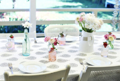 人们常常形容泪如大海，男人们可以让女人们哭，即使成了海。但不要让她们沉默无言，因为那是一种最深的伤痛，无论生活有多苦难，无论她们有无心事，她们都想和你讲述关于她的一切，这就是她爱你的方式。