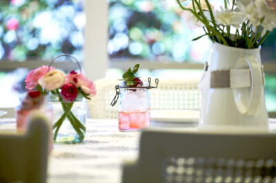 人们常常形容泪如大海，男人们可以让女人们哭，即使成了海。但不要让她们沉默无言，因为那是一种最深的伤痛，无论生活有多苦难，无论她们有无心事，她们都想和你讲述关于她的一切，这就是她爱你的方式。