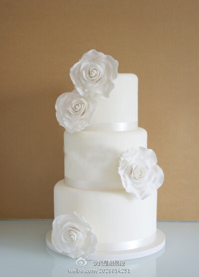 纯白的婚礼蛋糕