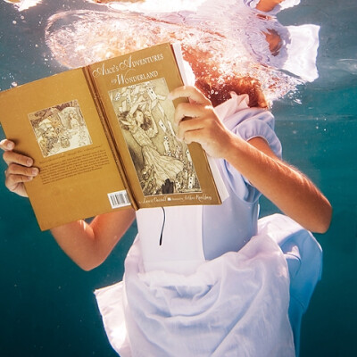 喜欢Elena Kalis《爱丽丝漫游仙境》的这组水下摄影