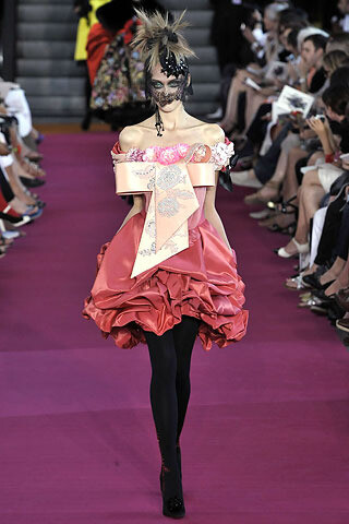 回顾。Christian Lacroix。