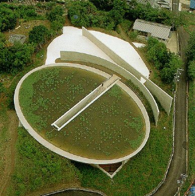 安藤忠雄将主体「寺」建立在一个很大很大的荷花池下，从外观或许看不出那是什么，但沿着它的楼梯向下走，就会发现，别有洞天！这项作品也将安藤使建筑与自然结合的信念发挥得淋漓尽致。